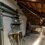 In uno dei locali del sottotetto della dimora � ancora conservata una delle specchiere originali, coperta da decenni di polvere